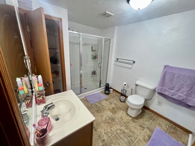 Building Photo - 4 Bedroom 2 Bathroom Fenced Moline Home