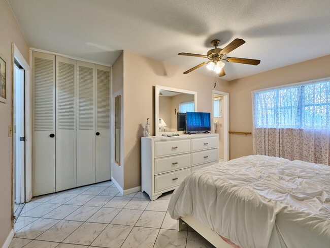 Building Photo - 2804 Crosley Dr E