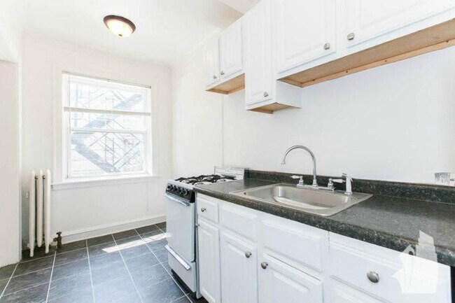Building Photo - 0 bedroom in Chicago IL 60640