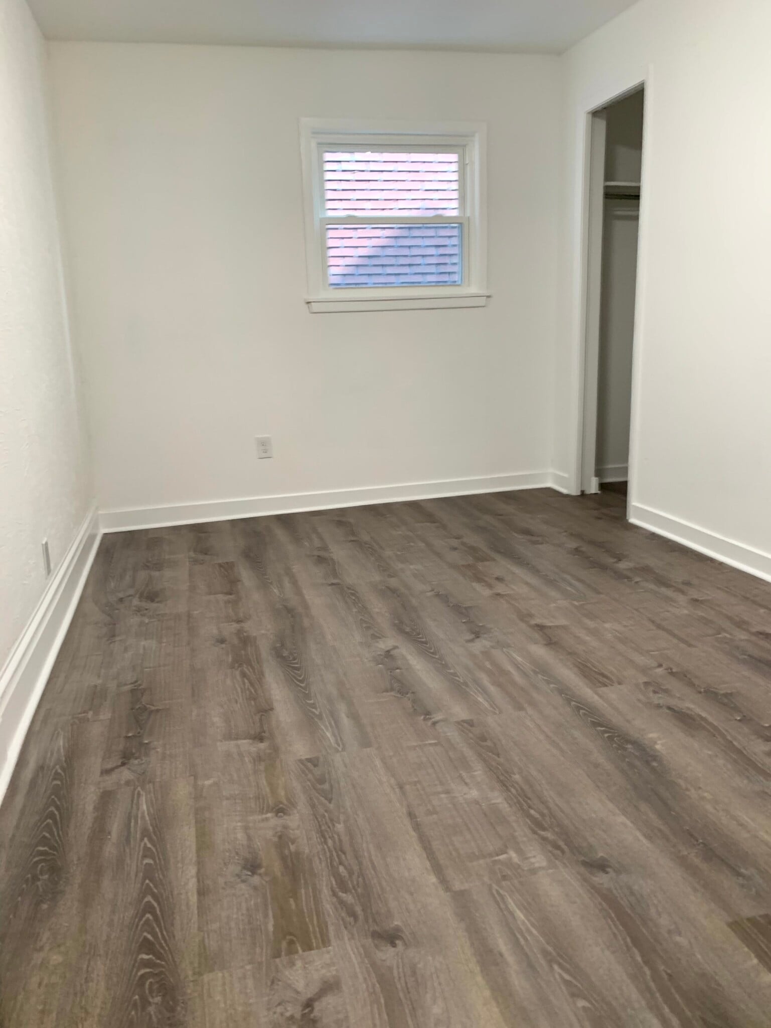 Building Photo - 411 Sample St