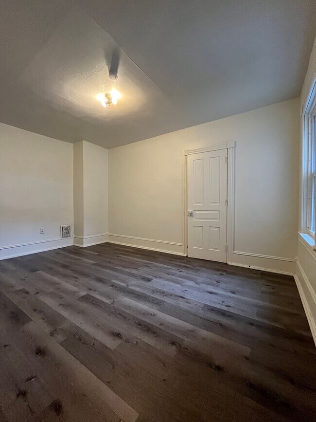 Building Photo - Jamestown St 142-144