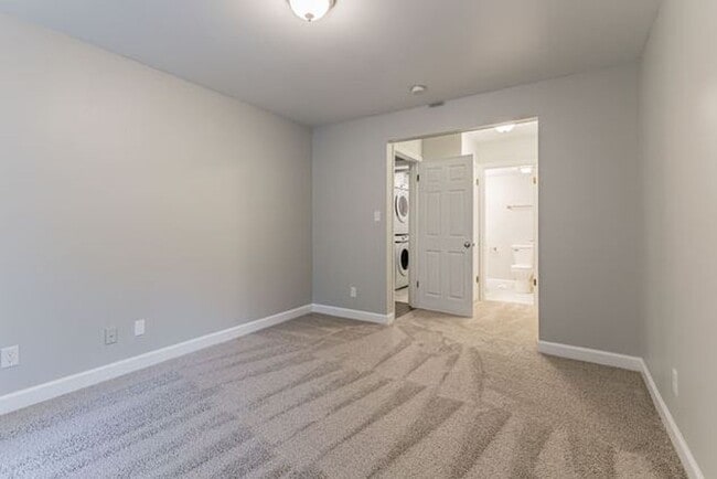 Building Photo - Two bedroom, two bath apartment with golf ...