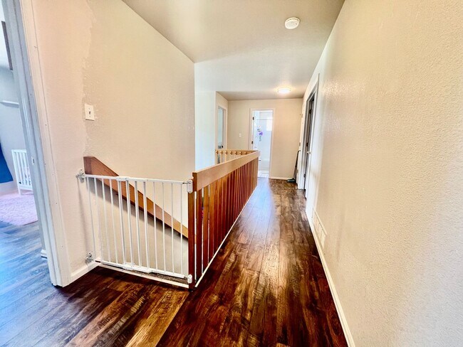 Building Photo - Beautifully Updated Home In Desirable Hend...