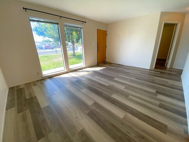 Building Photo - 302 Lovell Way