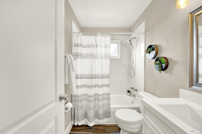 Building Photo - Charming Home In Fairfield - Available Now!