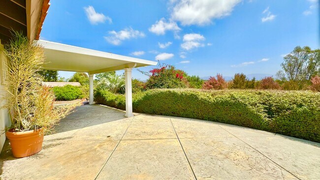 Building Photo - Amazing Location & Sprawling Country Livin...