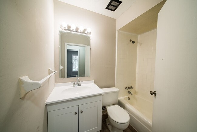 Building Photo - Move in Ready!  Spacious 3 Bedroom 2 Bath! Section 8!