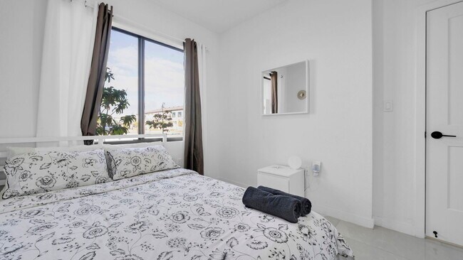 Building Photo - 415 NW 13 Ct