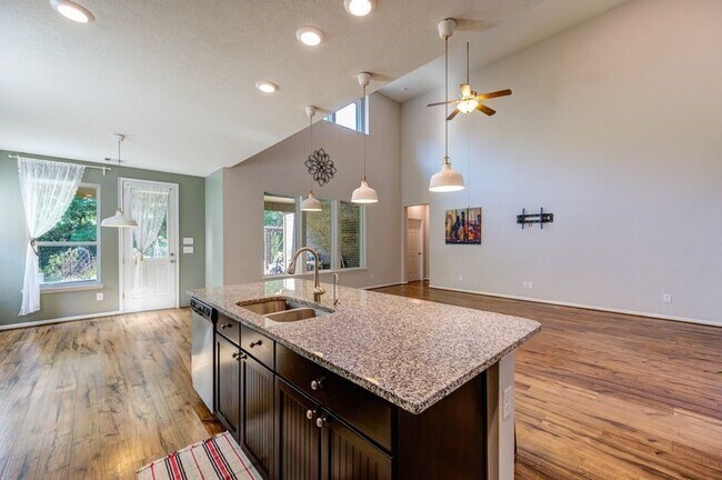 Building Photo - 5918 Rivergrove Bend Dr