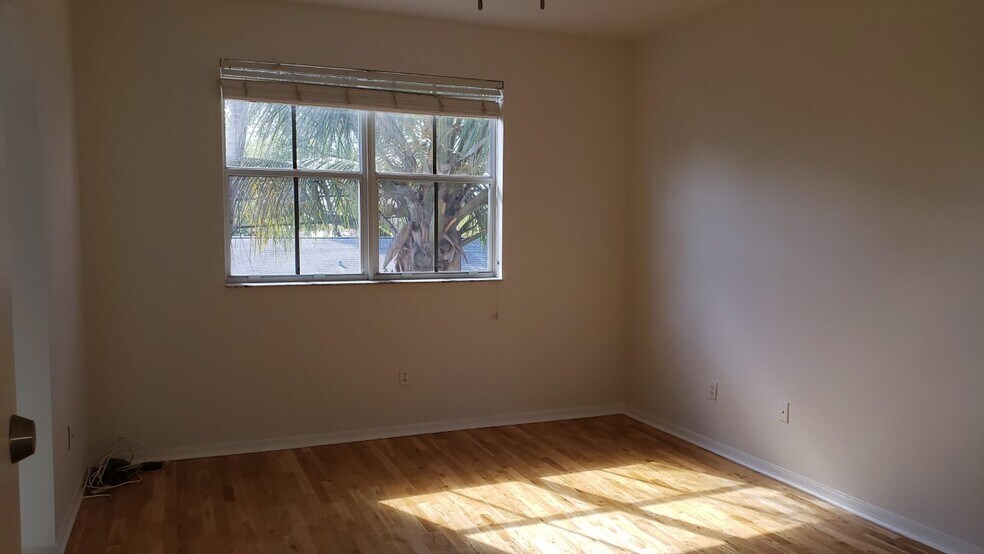 Building Photo - 4965 Leeward Ln