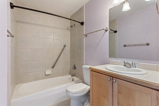 Building Photo - Southgelnn Townhome - 3 Bedrooms - 3 Bathr...