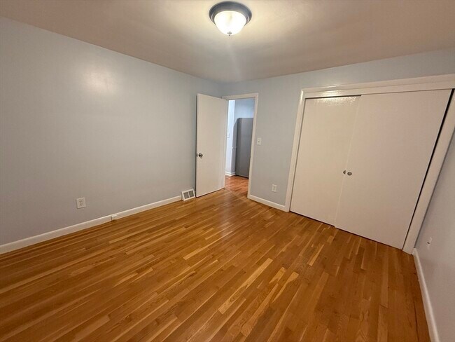 Building Photo - 7 Champlain Rd