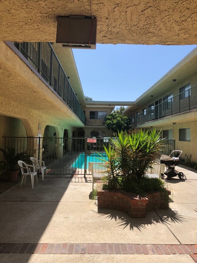 Courtyard & swimming pool - 318 W Chevy Chase Dr