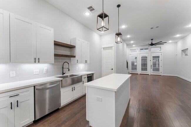 Building Photo - 113 Coronado St