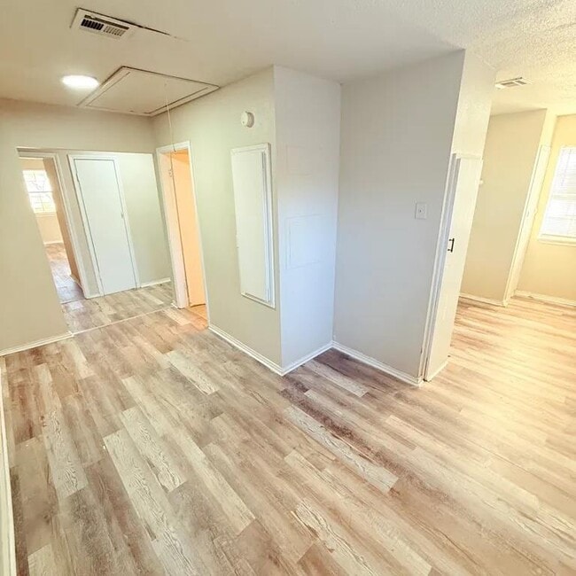 Building Photo - 4004 SE 25th St