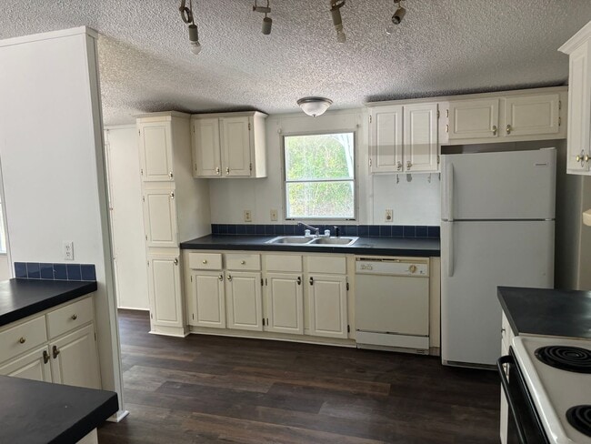 Building Photo - 3 bed 2 bath single family home in quiet area