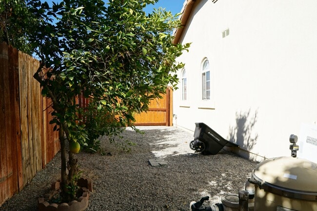 Building Photo - 44150 Calico Cir