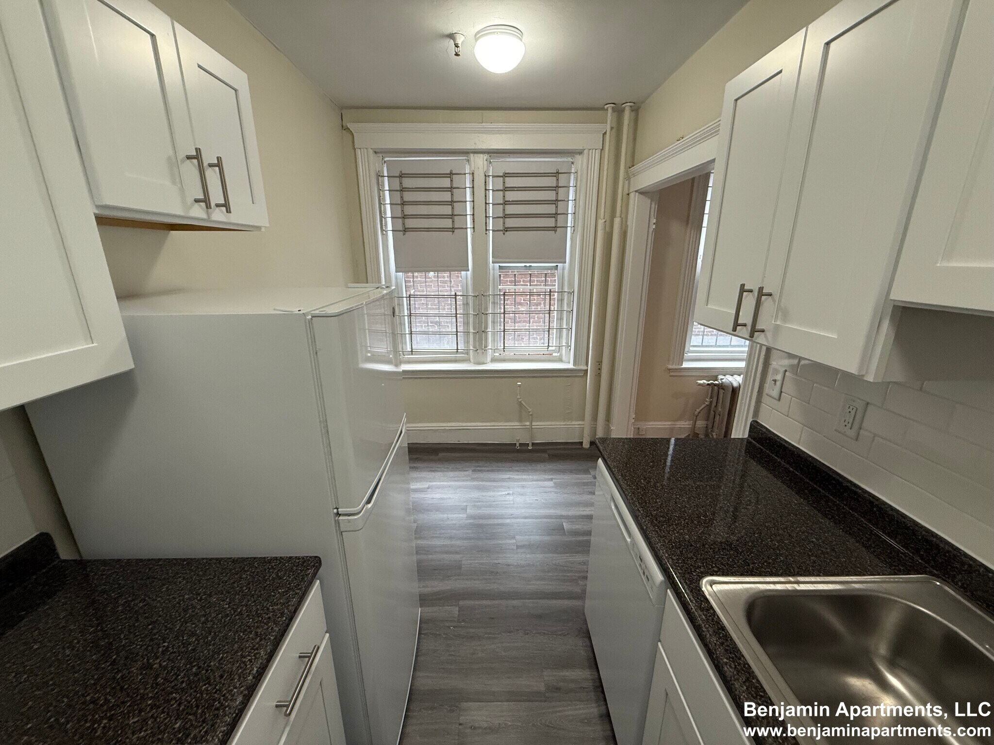 Building Photo - 440 Park Dr