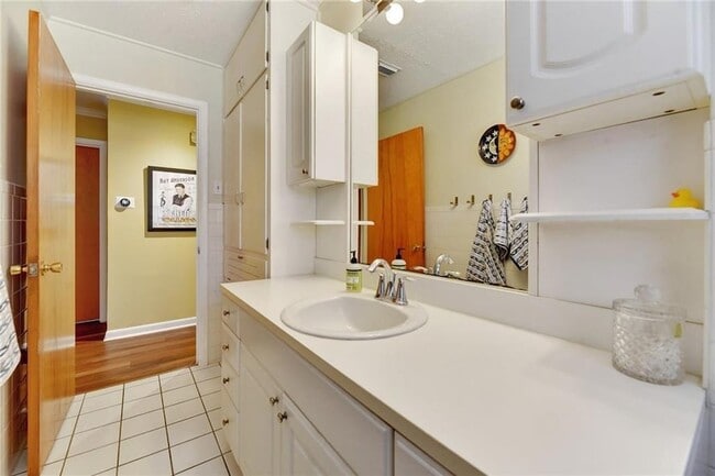 Building Photo - 1306 Ridgemont Dr