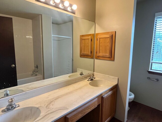 Building Photo - Great 3 Bed 2 Bath In Edmond
