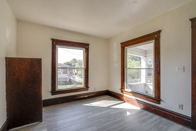 Building Photo - 485 Allyn St