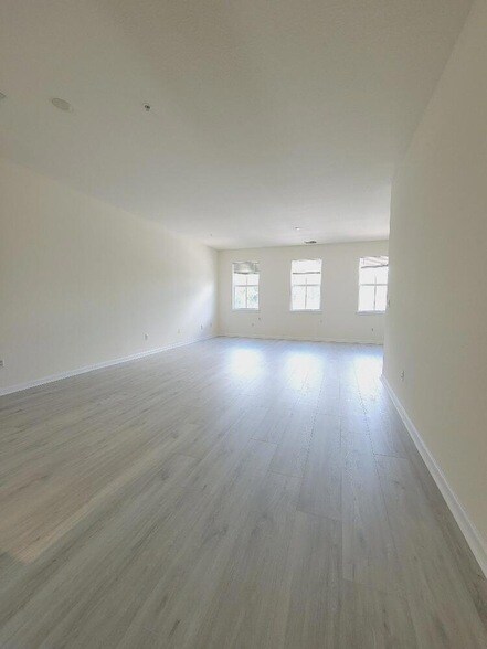 Building Photo - 221 Greenwich Cir