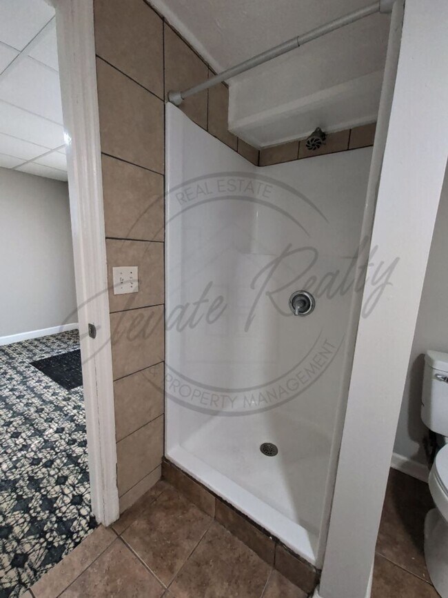 Building Photo - Cozy Garden Apartment in Donelson with a Spring Special!