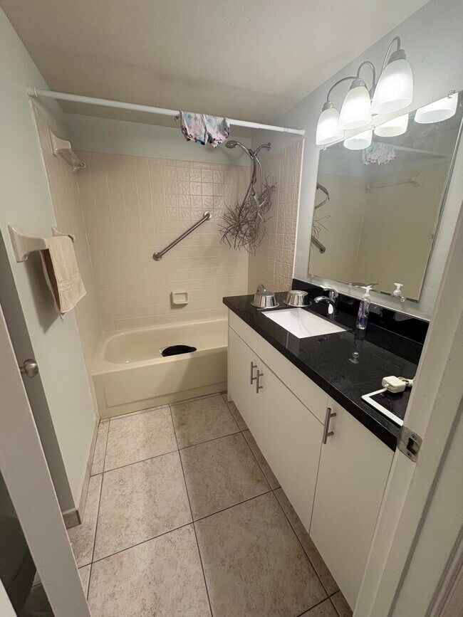 Building Photo - 10107 Twin Lakes Dr