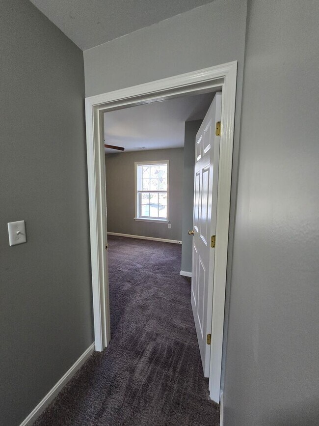 Building Photo - Updated 3 Bedrooms, 1.5 Bathrooms on a Dou...