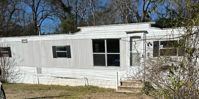 Primary Photo - AVAILABLE NOW IN AIKEN ! NO PETS! Call 803...