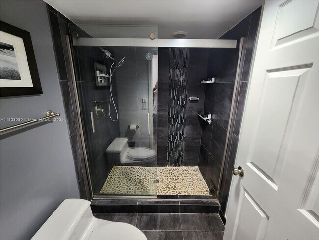 Building Photo - 3500 Mystic Pointe Dr