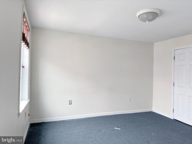 Building Photo - 1525 Montrose St