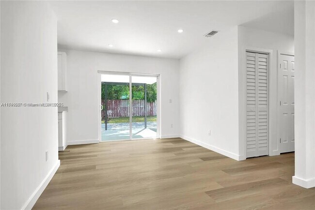 Building Photo - 439 SW 17th Terrace