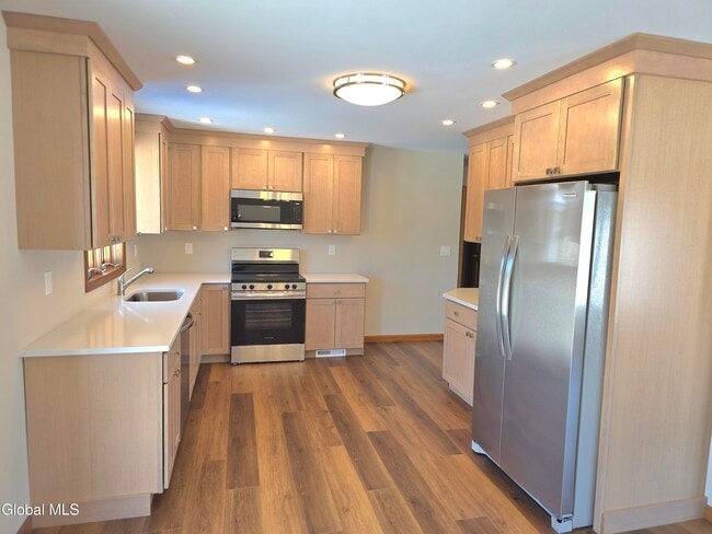 Building Photo - 7 Pineview Ct