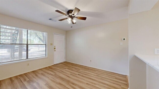 Building Photo - 301 Manuel Dr