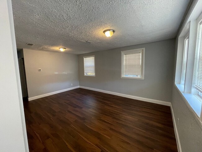Building Photo - Single Family home available now!