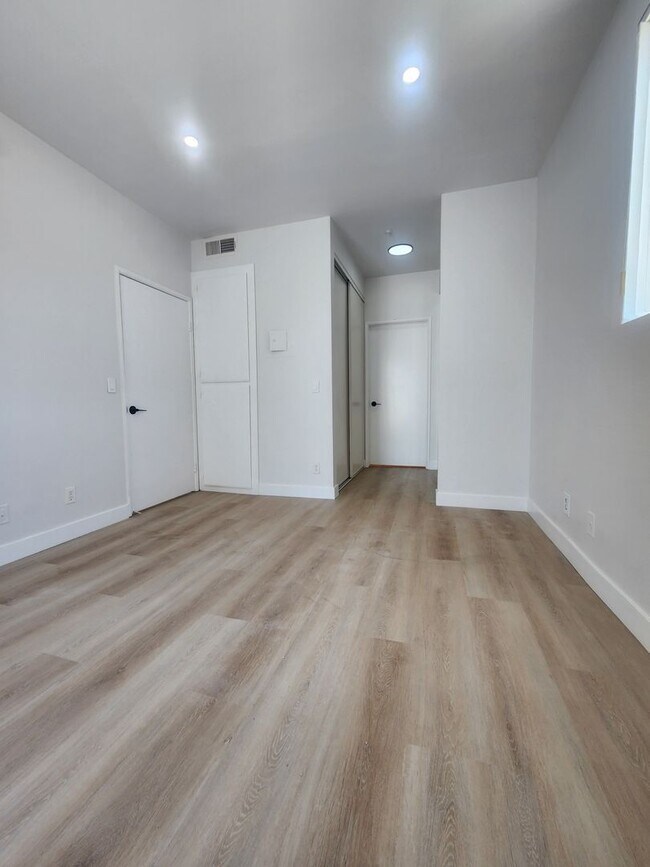 Building Photo - 14515 Dickens St