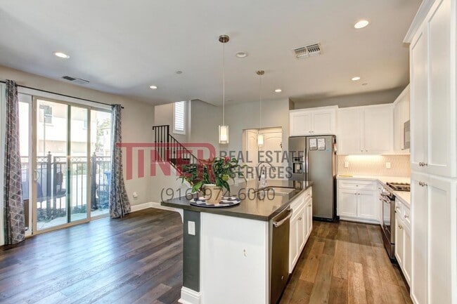 Building Photo - Huntington Sierra Oaks Gem with Fabulous A...