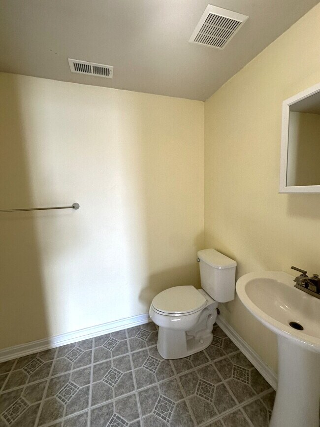 Building Photo - COMING SOON! Top Floor Condo in Hampstead