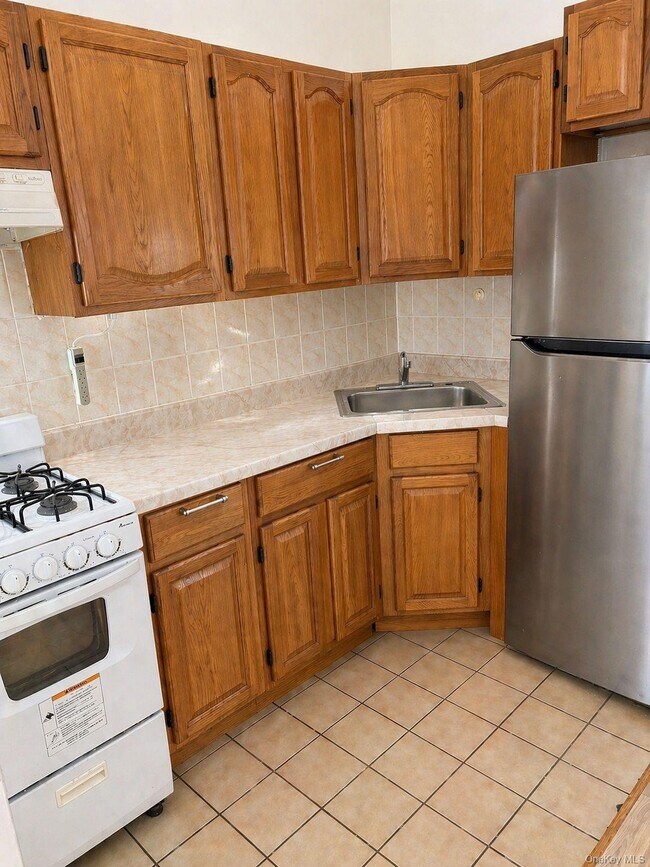 Building Photo - 20-26-26 Himrod St