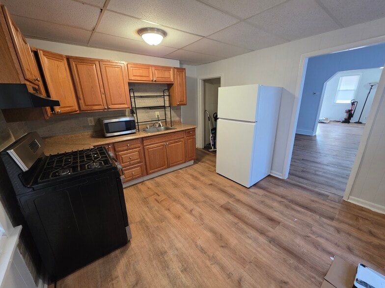 Kitchen - 611 Moir Ct