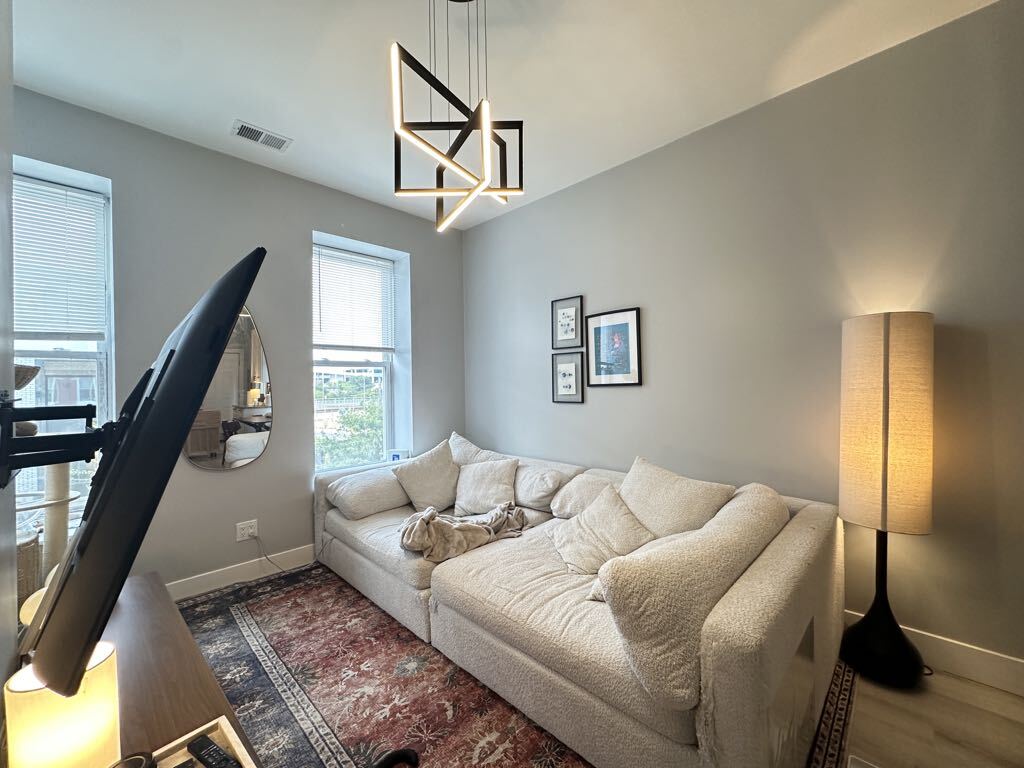 Building Photo - 1361 W Walton St