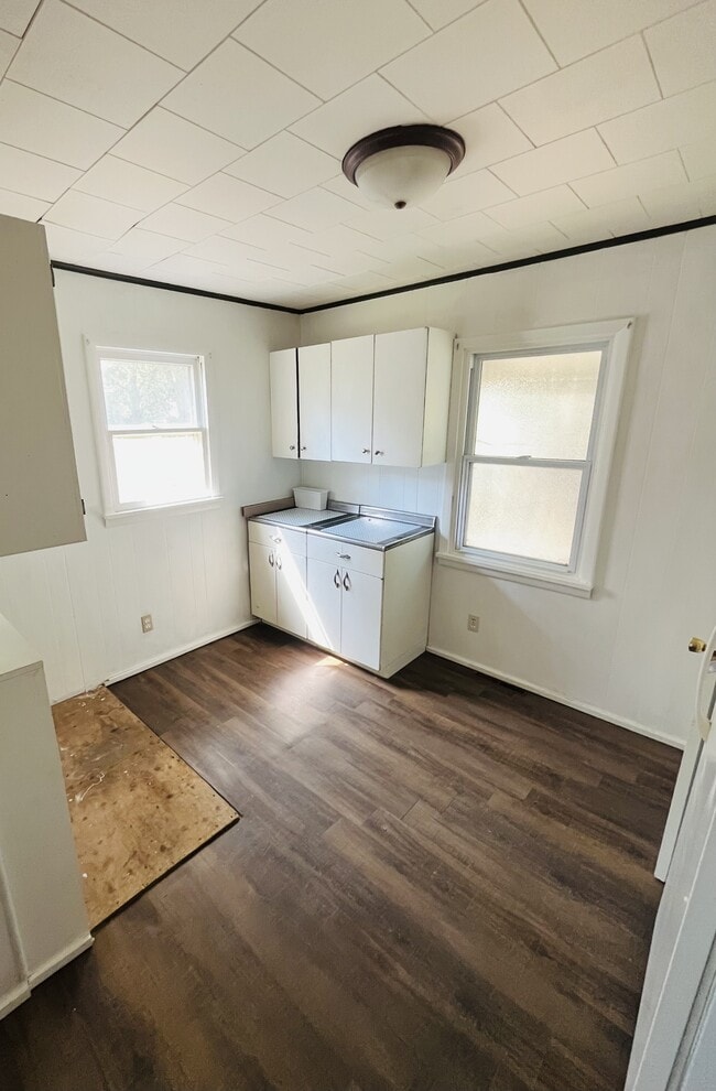 Building Photo - 215 S Kosciusko St