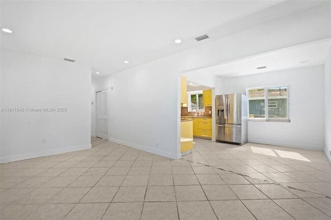 Building Photo - 2444 Plunkett St