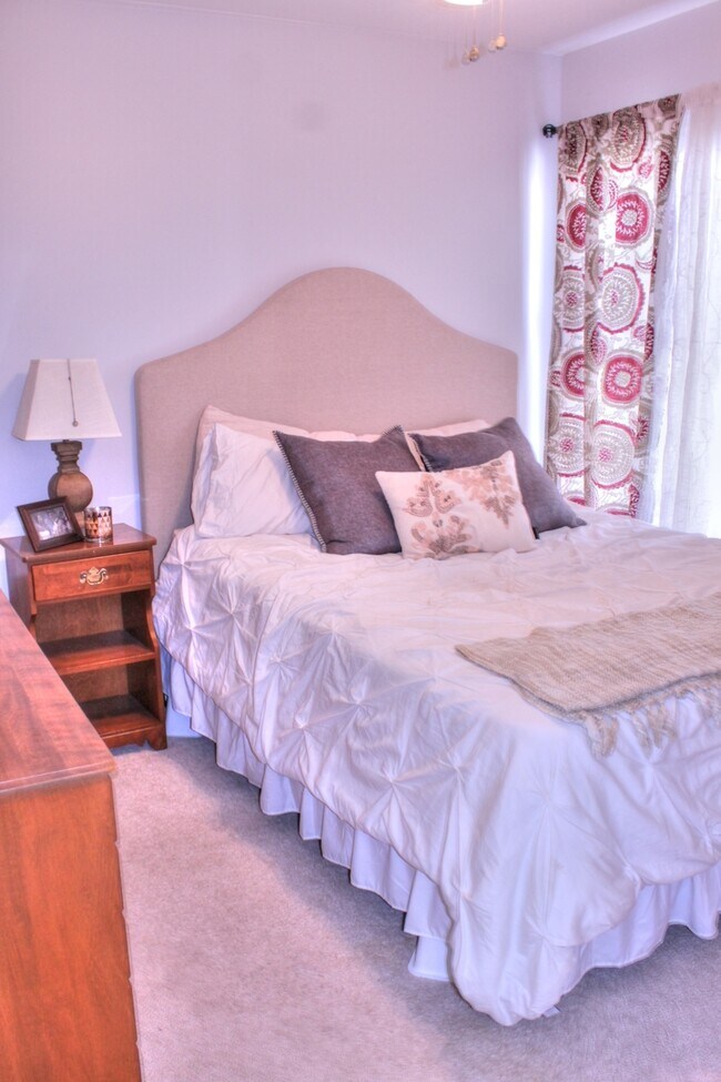 Building Photo - Beautiful home with Fenced Yard & Screened Porch!