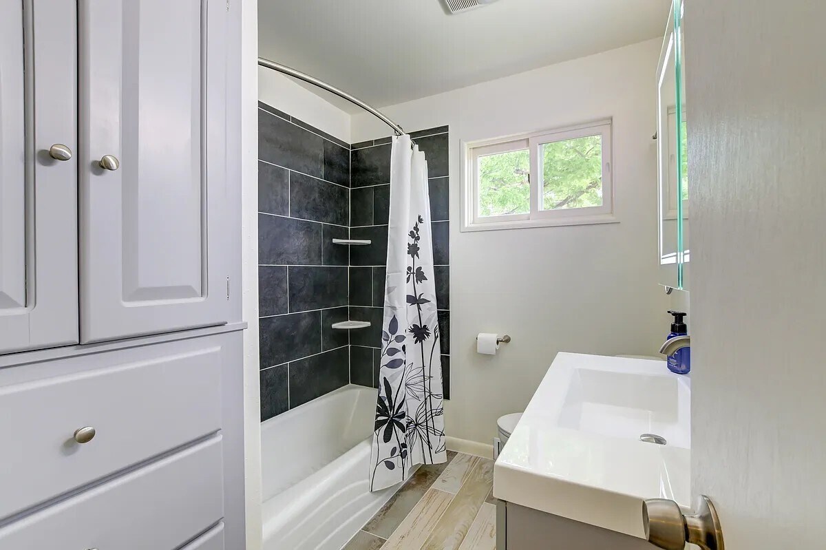 Upstairs Bathroom - 1371 E Bates Ave