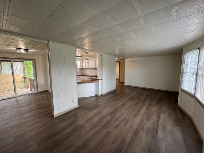 Building Photo - Renovated 3BR Home in Kingsport | Large Kitchen, W/D Included & Deck