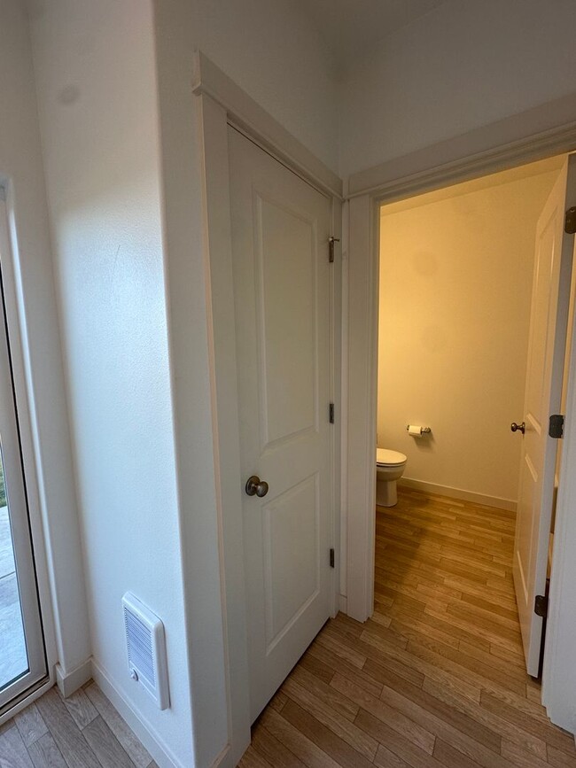 Building Photo - Bright & Modern in NW Redmond