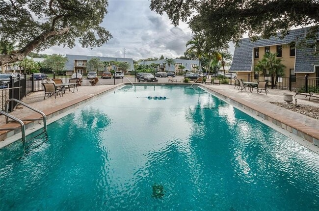 Building Photo - 704 Lyndhurst St