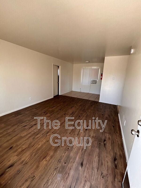 Building Photo - 321 E Elm St